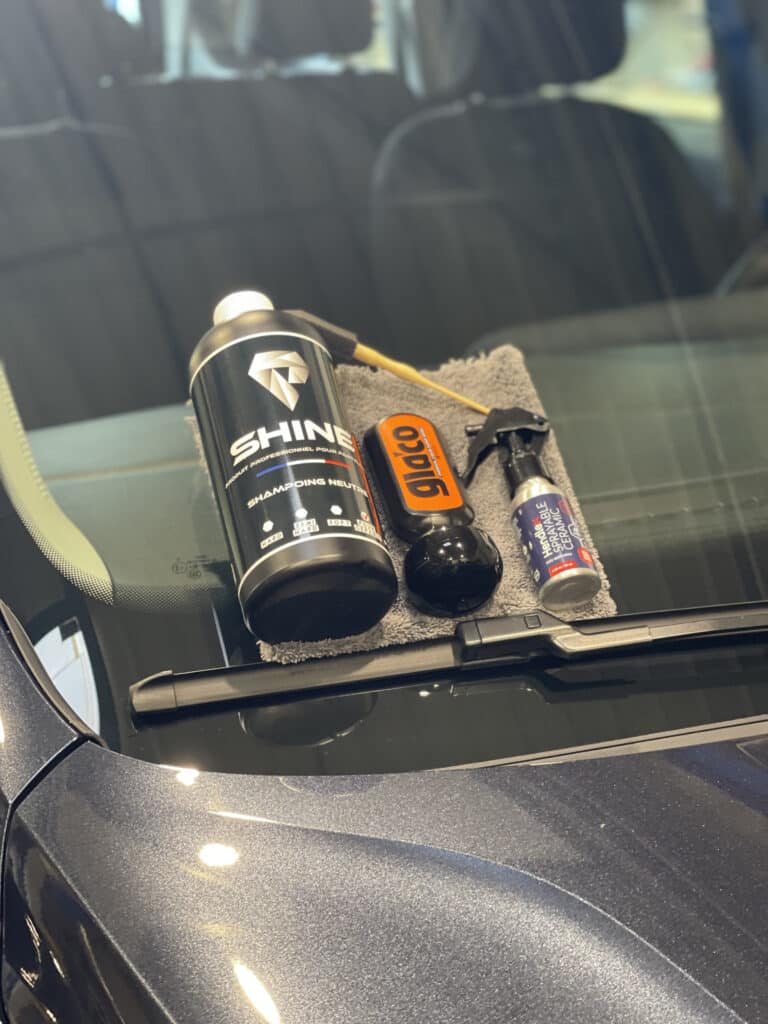 Kit d'entretien voiture Shine, Glaco et Hendlex Ceramic Produits d'entretien auto Shine Shampoing Neutre, Glaco et Spray Céramique Hendlex posés sur une microfibre.